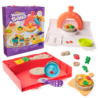 Kinetic Sand - Coffret de jeu de pizzas montantes SquishPizza-Des pizzas à faire lever comme en vrai : Les apprentis pizzaïolos peuvent façonner, sculpter et personnaliser leurs propres pizzas avec le coffret SquishPizza Kinetic Sand, incluant 452 g de sable de jeu et des outils dédiés pour faire comme dans une vraie pizzeria.