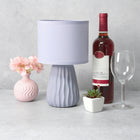 Simple Designs - Mini lampe de table texturée - pervenche avec abat-jour assorti-Exigence en matière d'ampoule vendue séparément : Cette lampe exige une ampoule à culot candélabre type B10 E12 de 40 watts (non incluse)