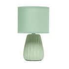 Simple Designs - Mini lampe de table texturée - vert sauge avec abat-jour assorti-Une mini lampe en céramique dans la couleur pastel de votre choix, avec une texture tissée sur toute sa base et un abat-jour en tissu tambour assorti