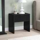 Hudson&Canal - Table de chevet Kenslow 24 po - Grain noir-Dimensions du produit : 15,75" L x 23,63" l x 23,5" H