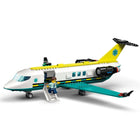 LEGO - City Big Vehicles L’avion-ambulance d’urgence -Modèle d’avion détaillé - Les enfants peuvent rabattre les escaliers d’embarquement et ouvrir le fuselage pour accéder à différentes zones, dont l’habitacle et un laboratoire médical dépliable avec des écrans et un poste de travail