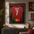 Frameworth - Coupe du Monde FIFA 2026 Officielle Portugal Cristiano Ronaldo Cadre Réplique de Maillot - 25,75 po x 33,75 po-Encadré professionnellement au Canada, la réplique de maillot est montée dans un cadre noir de qualité supérieure avec façade protectrice transparente.