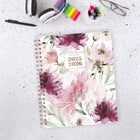 AT-A-GLANCE - Agenda scolaire hebdomadaire/mensuel BADGE floral 2025-2026 - 11 po H x 8 1/2 po l - multicoloure - bilingue-Un mois sur deux pages comprenant des blocs quotidiens, une section de notes et des calendriers de référence des mois passés / futurs