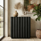 Hudson&Canal - Meuble d'appoint rectangulaire cannelé Molly - 28 po l - Grain noir-Le socle, le plateau et les étagères sont fabriqués en MDF robuste avec une finition grain noir