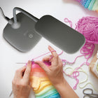 OttLite - Lampe de bureau LED Flexible Soft Touch - Clearsun - Gris foncé-La base mesure 6,25 x 6,25 pouces