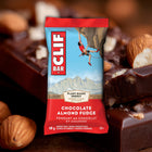 Clif - Bar chocolat amande Fudge, 68g, Paquet de 12-70% d’ingrédients biologiques