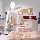 OttLite - Lampe de bureau avec loupe LED gain de place - Clearsun - Blanc-Se plie facilement pour un rangement compact