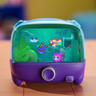 Bitzee - Aquarium Jouet numérique interactif avec 30 poissons virtuels, écran LED & tactile - enfant 5 ans et +-Décoration de chambre personnalisable : Sert également d'objet de décoration unique pour votre chambre ou votre bureau grâce à des lumières que vous pouvez personnaliser pour créer l'ambiance et vous amuser. Utilisez la poignée pour l'emporter partout avec vous