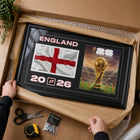 Frameworth - Coupe du Monde FIFA 2026 Officielle Angleterre Cadre Drapeau et Trophée - 15 po x 24 po-Fabriqué au Canada par Frameworth Sports Marketing, fondée en 1992, produisant des souvenirs sportifs sous licence officielle.