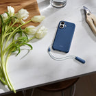 Beats - Étui Kickstand avec MagSafe et contrôle de caméra pour iPhone 17 - Bedrock Blue-Le solide dos en polycarbonate est complété par des parois latérales flexibles pour optimiser l’absorption des chocs