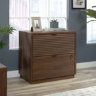 Sauder 426908 La Collection Englewood Classeur latéral - Finition Spiced Mahogany-Le mécanisme de sécurité à verrouillage permet de n'ouvrir qu'un seul tiroir à la fois.