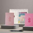 Wamaco - Collection Passionate Planner Pineapple - Agenda rose, journal fuchsia, autocollants, bloc-notes, bloc-notes hebdomadaire, stylo-Professionnel - L'aspect magnifique et amusant de cette collection de planification complète lui permet d'égayer n'importe quel espace, tout en faisant preuve d'une organisation professionnelle.