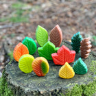 Yellow Door - Pierres de jeu sensorielles - Feuilles - Lot de 12-Fabriqués à partir d'un mélange de pierres naturelles, ils sont durables pour jouer à l'intérieur ou à l'extérieur dans la boue, l'eau ou le sable !
