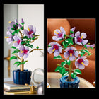 LEGO - Botanicals Hibiscus-Décoration LEGO - La fleur en briques est livrée avec un pot bleu foncé, pour que vous puissiez exposer fièrement votre hibiscus comme décoration végétale une fois la construction terminée
