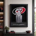 Frameworth - Carolina Hurricanes 16 po H x 20 po l Cadre Champions de la Coupe Stanley 2026 - Sous licence officielle LNH/AJLNH-Encadre professionnellement au Canada par Frameworth Sports Marketing
