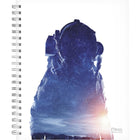Mead - Agenda scolaire hebdomadaire/mensuel astronaute 2024-2025 - 8 1/2 po x 11 po - bleu/blanc - bilingue -Couverture rigide durable présentant la silhouette d'un astronaute. 