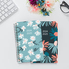 Blueline - 2024-2025 13-mois agenda académique hebdomadaire/mensuel - 8 po x 5 po - Collection Blossom assortie - Anglais-Contenu: un planificateur annuel, un tableau périodique, un tableau de multiplication, conversions de mesure, une carte de l’Amérique du Nord et une liste de contact 
