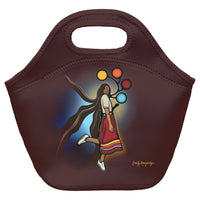 Oscardo - Sac-repas A Skirt with a Story d’Emily Kewageshig-Motifs d’art autochtone authentiques - Met en valeur de magnifiques œuvres d’art créées par des artistes des Premières Nations, inuits et métis de partout au Canada, apportant la richesse des cultures autochtones et leur créativité au quotidien