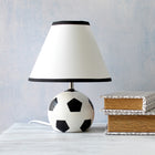Simple Designs - Enfants Lampe de Table de Football-Bulb requirement sold separately : Cette lampe de table utilise 1 x 40 watt type A19 E26 base moyenne, qui n'est pas incluse dans votre achat