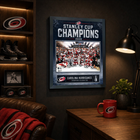 Frameworth - Cadre photoglass des Carolina Hurricanes 16x20 champions Coupe Stanley 2026 motif glace - 18 po l x 22 po H-Encadré professionnellement au Canada : l’image est imprimée en ultra haute définition directement sur le verre et finie dans un cadre noir