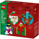 LEGO - Iconic Sélection d’ornements de Noël -Motifs festifs - L’ornement du cadeau est surmonté d’un nœud, l’ornement du père Noël porte un chapeau et a une barbe blanche, l’ornement du bonhomme de neige a un nez de carotte, et l’ornement du renne a des bois décorés