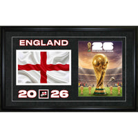 Frameworth - Coupe du Monde FIFA 2026 Officielle Angleterre Cadre Drapeau et Trophée - 15 po x 24 po-Murale encadrée Drapeau et Trophée sous licence officielle de la Coupe du Monde FIFA 2026 pour l'Équipe Angleterre.