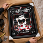 Frameworth - Cadre photoglass de Sebastian Aho 16x20 des Carolina Hurricanes champions Coupe Stanley 2026 - 18 po l x 22 po H-Qualité Frameworth : fabriqué au Canada par Frameworth Sports Marketing, fondée en 1992, produisant des souvenirs sportifs sous licence officielle