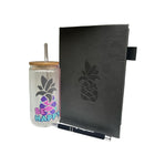 Wamaco - Coffret Collection Pineapple Mindful - Journal à couverture rigide fuchsia, verre Be Happy avec couvercle et paille, stylo-Pratique - Cette collection Mindful comporte de nombreuses pages lignées pour vos pensées, vos objectifs et vos listes.