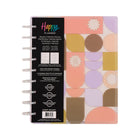 The Happy Planner - Planificateur personnalisable Stacked Geos 2025-2026 12-mois-Ce planificateur de 12 mois Stacked Geos comprend des calendriers mensuels datés, des tableaux hebdomadaires, 3 mois en prime et 2 feuilles d’autocollants