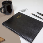 Blueline - 2026 Agenda mensuel Essential 16 mois - 9-1/4" x 7-1/4" - Noir - Bilingue-Certifié sous le code de licence FSC : FSC C102682. Le Forest Stewardship Council permet aux entreprises et aux consommateurs de choisir des produits fabriqués avec des matériaux issus de forêts responsables, promouvant une gestion écologiquement appropriée, socialement bénéfique et économiquement viable des forêts du monde