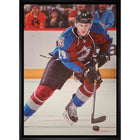 Nathan MacKinnon Colorado Avalanche Skating with Puck sur toile - Toile encadree - 22" x 31"-Impression sur toile de qualité supérieure avec bordures enveloppées