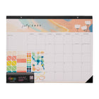 The Happy Planner - 2025-2026 Calendrier de bureau de 12 mois Petal Poetry -Ce calendrier de bureau sur le thème de Petal Poetry présente des fleurs colourées, des motifs floraux et une bordure unie en papier cartonné