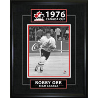 Frameworth - Bobby Orr serie classique 1976 Coupe Canada - impression encadree - 16" x 20"-Impression de hockey Equipe Canada sous licence officielle mettant en vedette Bobby Orr lors de l'iconique Coupe Canada 1976
