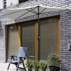 Outsunny - Parasol demi-rond de patio avec manivelle et 5 baleines - 9 pi - beige-Le tissu en polyester offre une protection solaire