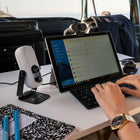 JLab - webcam GO View - Noir-Appels clairs avec un microphone omnidirectionnel pour un son naturel lors des appels et des enregistrements