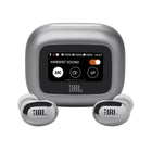 JBL - Live Buds 3 Écouteurs intra sans fil avec réduction de bruit - Argent-Les haut-parleurs dynamiques de 10 mm des JBL Live Buds 3 profitent du Son Signature JBL. Chaque haut-parleur est parfaitement réglé pour fournir des basses profondes, des médiums équilibrés et des aigus raffinés, le tout à n’importe quel niveau de volume. Le Son Spatialisé JBL vous donne l’impression d’être à un concert, car le son peut venir de pratiquement n’importe où autour de vous