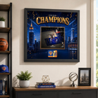 Frameworth - Cadre photoglass de OG Anunoby des New York Knicks tip-in du match 4 des champions 2026 - 22 po l x 18 po H - or-Graphiques photoglass avec photo sous licence : une photographie 8x10 sous licence officielle est montée séparément et l’illustration environnante est imprimée en ultra haute définition directement sur le verre pour des couleurs vives, des noirs profonds et une profondeur lumineuse