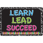 Ashley Productions - The Original Fun Mat - Tapis de Bienvenue - 15 -5" x 23 -5" - Apprendre - Diriger - Réussir - Composition de Crayon-Mesure et conception : Le tapis de composition Crayon Learn, Lead, Succeed mesure 15,5 po x 23,5 po.