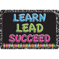 Ashley Productions - The Original Fun Mat - Tapis de Bienvenue - 15 -5" x 23 -5" - Apprendre - Diriger - Réussir - Composition de Crayon-Mesure et conception : Le tapis de composition Crayon Learn, Lead, Succeed mesure 15,5 po x 23,5 po.
