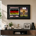 Frameworth - Coupe du Monde FIFA 2026 Officielle Allemagne Cadre Drapeau et Trophée - 15 po x 24 po-Encadré professionnellement au Canada, imprimé sur papier photo de haute qualité et fini dans un cadre noir de qualité supérieure avec façade protectrice transparente.