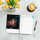 BrownTrout - Agenda 16 mois NASA Explore the Universe 2026-Grandes Pages de Jour Spacieuses - Le format par semaine est réparti sur deux pages, avec tous les jours fériés importants et les phases de la lune, ainsi que de nombreux espaces pour noter les contacts, les notes et les événements spéciaux.