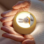 MiPow - Veilleuse LED à capteur de vitesse Miffy sous licence officielle - Rose-Offre des options d’installation flexibles incluant fixation magnétique cordon de suspension et utilisation sur table pour salles de bain cuisines placards et escaliers