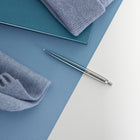 Parker - Stylo à bille Jotter bleu Waterloo - pointe moyenne - encre bleue-La conception rétractile exclusive s’ouvre et se referme avec un clic satisfaisant