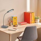 OttLite - Lampe de bureau LED Flexible Soft Touch - Clearsun - Gris foncé-Le col flexible en caoutchouc de 13,5 pouces vous permet d'orienter la lumière là où vous en avez le plus besoin