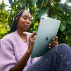 Apple - iPad Air 11 po, Puce M4, Wi-Fi, 128 Go, Violet-iPad Air est doté d’une caméra avant Center Stage 12 Mpx, idéale pour les appels vidéo et les selfies, et d’une caméra arrière grand-angle 12 Mpx pour la numérisation de documents, la photo et la vidéo 4K