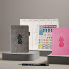 Wamaco - Collection Passionate Planner Pineapple - Agenda gris, journal fuchsia, autocollants, bloc-notes, bloc-notes hebdomadaire, stylo-Professionnel - L'aspect magnifique et amusant de cette collection de planification complète lui permet d'égayer n'importe quel espace, tout en faisant preuve d'une organisation professionnelle.