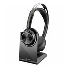 Poly - Casque USBC-C Voyager Focus 2 avec adaptateur USB-C/A - Certifié Microsoft Teams-haut et fort. C’est tout ce que les appelants entendent. La perche de microphone discrète est non seulement ultra antibruit, mais, grâce à sa technologie Acoustic Fence, crée littéralement une bulle virtuelle sans bruit devant votre bouche