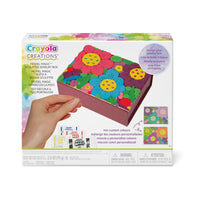 Crayola - Boîte à bijoux sculptée Creations Model Magic-CE QUI EST INCLUS : Cet ensemble comprend 4 paquets de Model Magic (70 g au total), une boîte à bijoux, 75 gemmes adhésives, un outil pour l'argile, 1 feuille d'adhésif double face et des instructions
