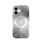 Incase - Halo Case MagSafe pour iPhone 16 Plus - Oil Slick Smoke-L'étui Halo est une exploration audacieuse de la protection, avec un motif unique de hydro-dip submersif, une protection contre les chutes jusqu'à 3 mètres et un revêtement doux au toucher, tout en étant conçu pour MagSafe.