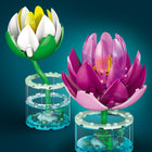 LEGO - Botanicals Les nénuphars-Des éléments bleus et incoloures créent l’illusion que les vases sont transparents